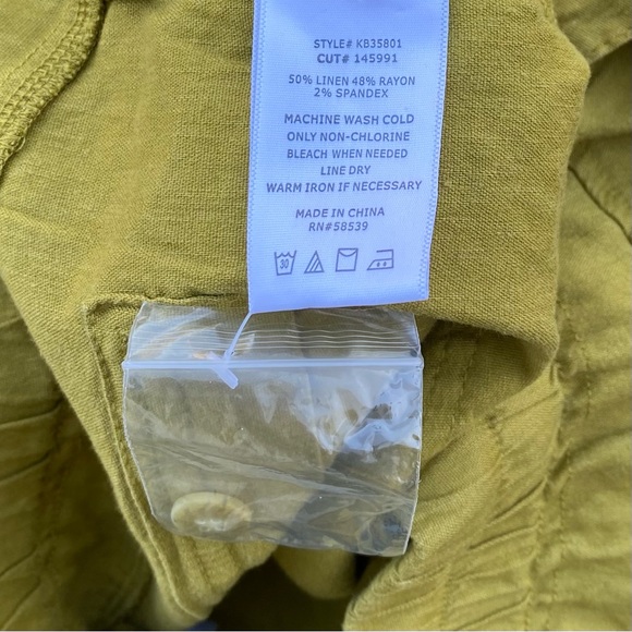 Kut from the Kloth Smocked Waistband Linen Blend Short - Picture 5 of 11